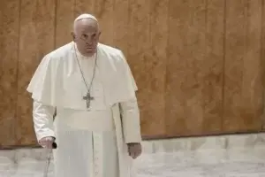 El papa dice estar “mucho mejor” de su bronquitis, pero aún se cansa si habla mucho tiempo