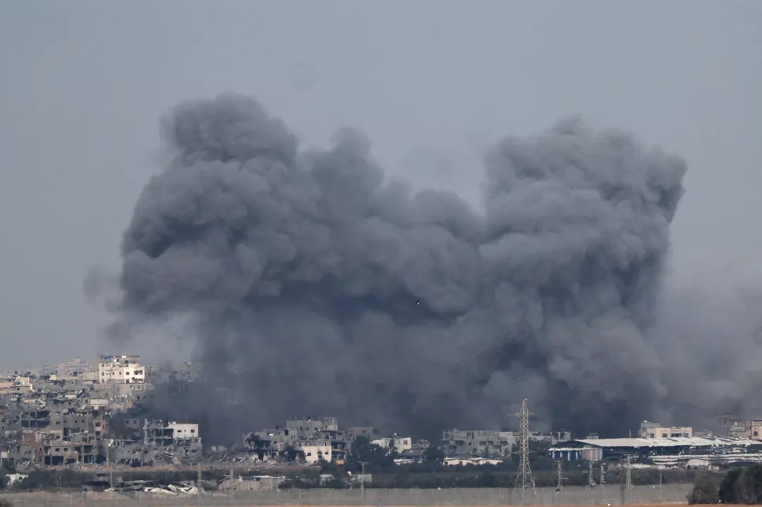 Bombardeos israelíes destruyen la Gran Mezquita de Gaza, su templo musulmán más antiguo