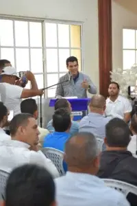 Wellington Arnaud socializa con comunitarios Sajoma construcción de nuevo acueducto