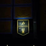 Los Lakers cuelgan una modesta pancarta para celebrar su victoria en el primer Torneo de Temporada de la NBA