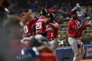 Gigantes dan paliza al Licey y colocan su número mágico en uno para avanzar playoffs