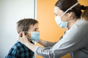 Pediatras recomienda uso de mascarillas e intensificar medidas de higiene en niños