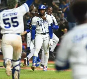 Mel Rojas Jr conecta dramático jonrón y Licey vence a las Águilas 7-6