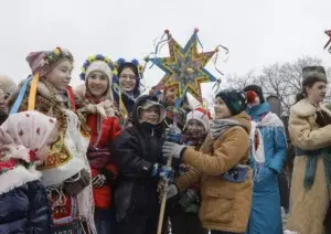 Ucranianos celebran por primera vez Navidad el 25 de diciembre en medio de ataques rusos