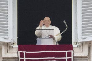 El papa pide no confundir la fiesta en Navidad con el consumismo