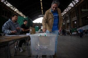 Abren centros de votación en Chile para plebiscito sobre nueva propuesta de Constitución