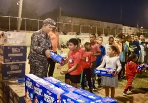 Policía y empresas llevan alegría a niños deportistas en Cristo Rey