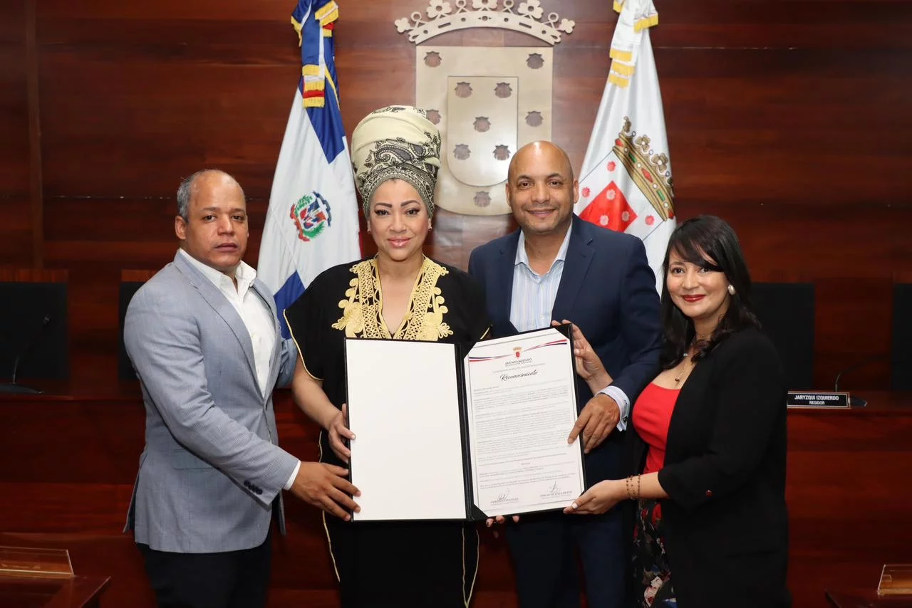 1 El regidor Amaury Rodríguez, Diomary La Mala, el secretario municpal Sergio Beato y Yanilsa Cruz.