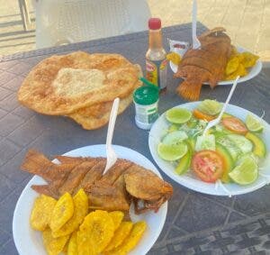 El pescado frito, plato icónico de de Boca Chica para visitantes