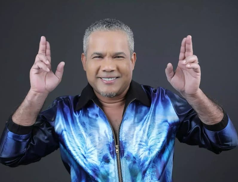 Héctor Acosta anuncia pausa en música y política