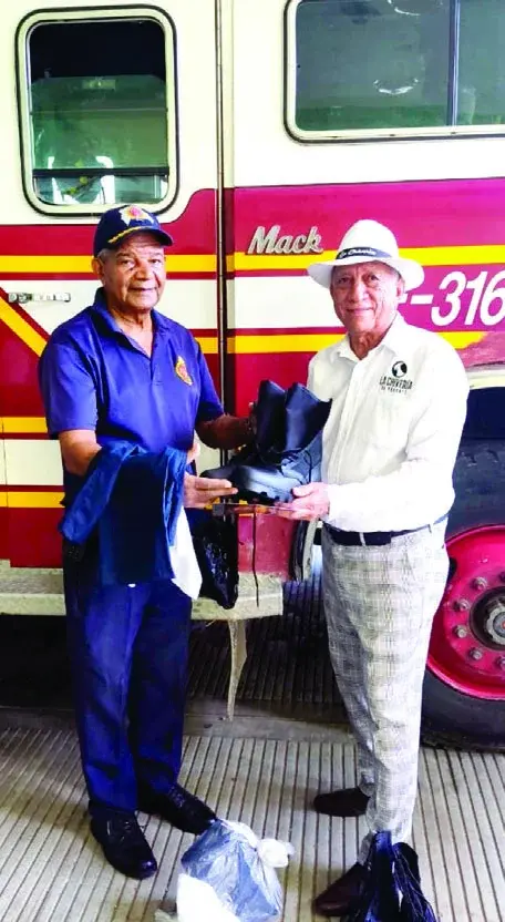 La Chivería hace donación de uniformes Cuerpo de Bombero