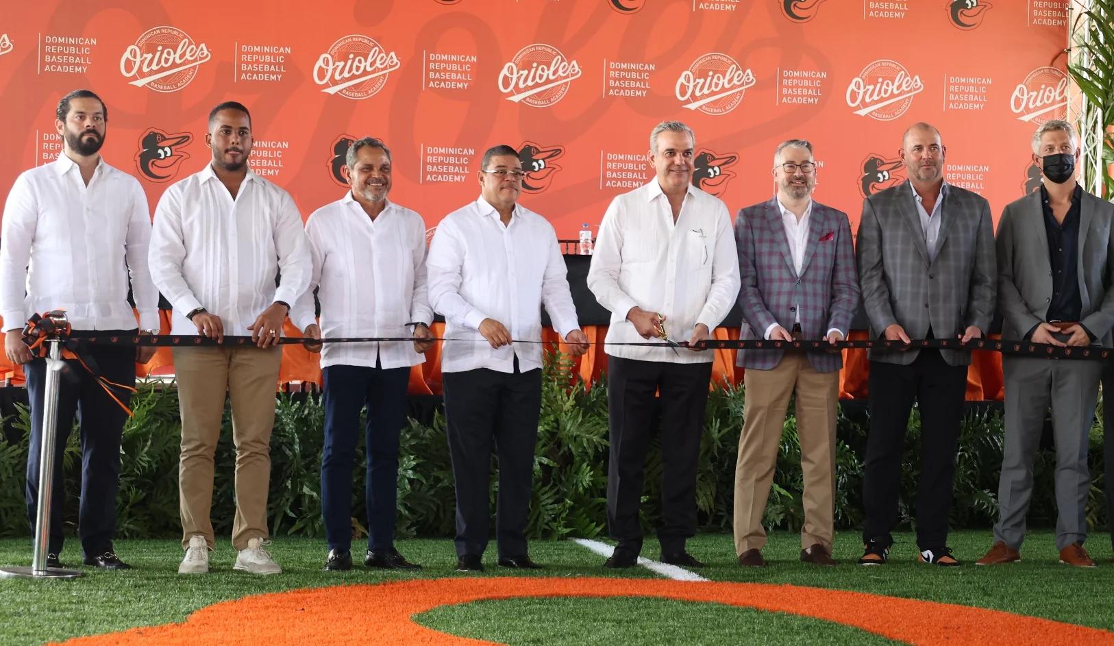 Abinader se regocija por inversión Orioles en RD