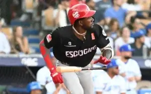 Escogido vence al Licey 12-8, y se le acerca  a un juego