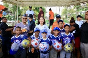 Policía entregó juguetes a niños deportistas en La Zurza