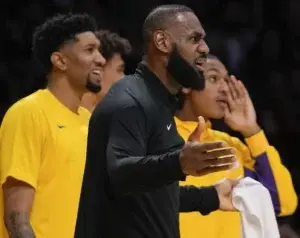 LeBron James eleva queja por el mal arbitraje