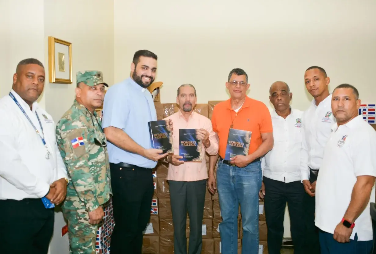 Efemérides Patrias dona libros al Arzobispado SD