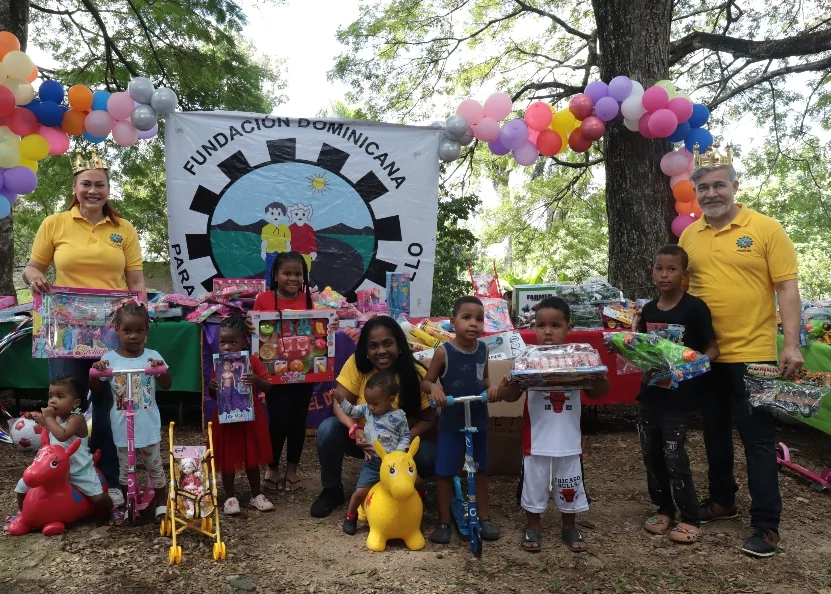 Fudonide entrega juguetes a niñas y niños de la comunidad de Villa Mella