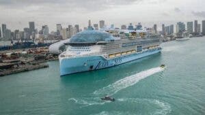 El crucero más grande del mundo que zarpó de Miami en su primer viaje (y las dudas que genera)