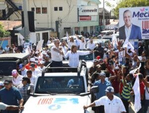 Abinader se reparte entre actos y Palacio