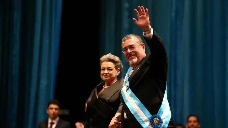 Bernardo Arévalo asume la presidencia de Guatemala luego de una extensa jornada de desacuerdos en el Congreso