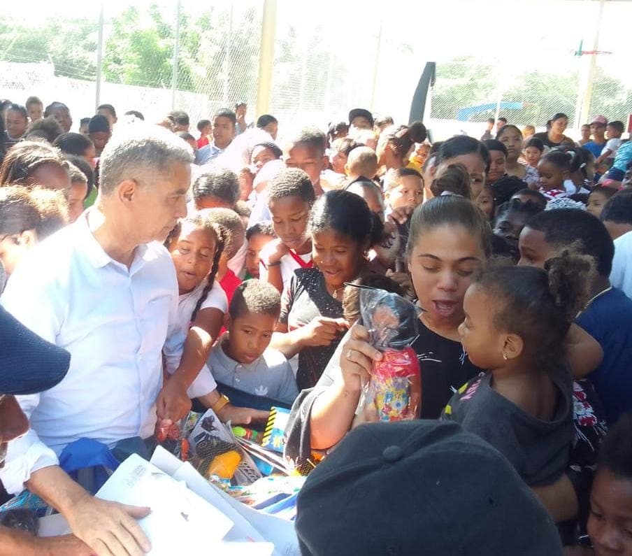 Fundación  Kennedy Vargas entrega juguetes a niños de Mella, provincia Independencia