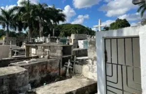 Cementerio Villa Mella se halla en estado crítico