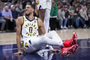 Tyrese Haliburton se lesiona durante partido contra los Celtics