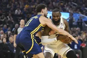 LeBron sella triple doble de 36 puntos y 20 rebotes y tumba a los Warriors