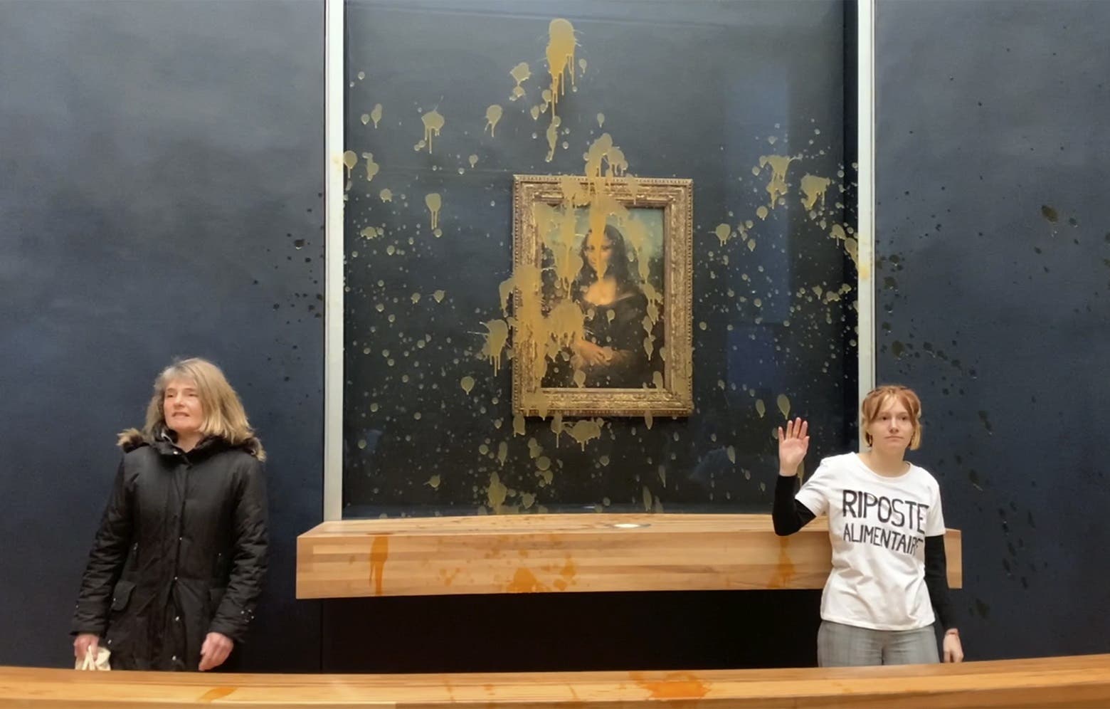 Dos activistas climáticas arrojan sopa sobre la protección de cristal de la ‘Mona Lisa’