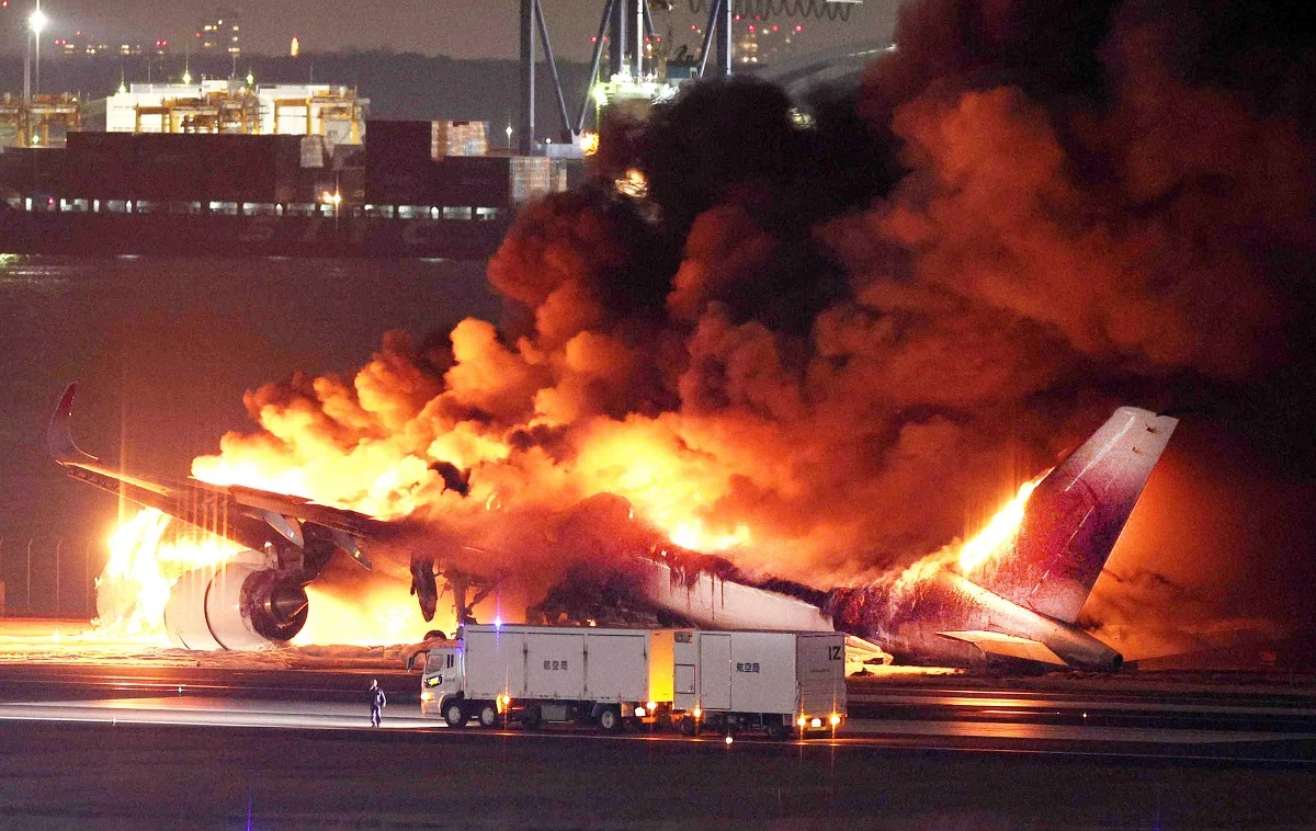 Al menos 400 pasajeros escapan de un avión que se incendió al aterrizar en el aeropuerto de Tokio