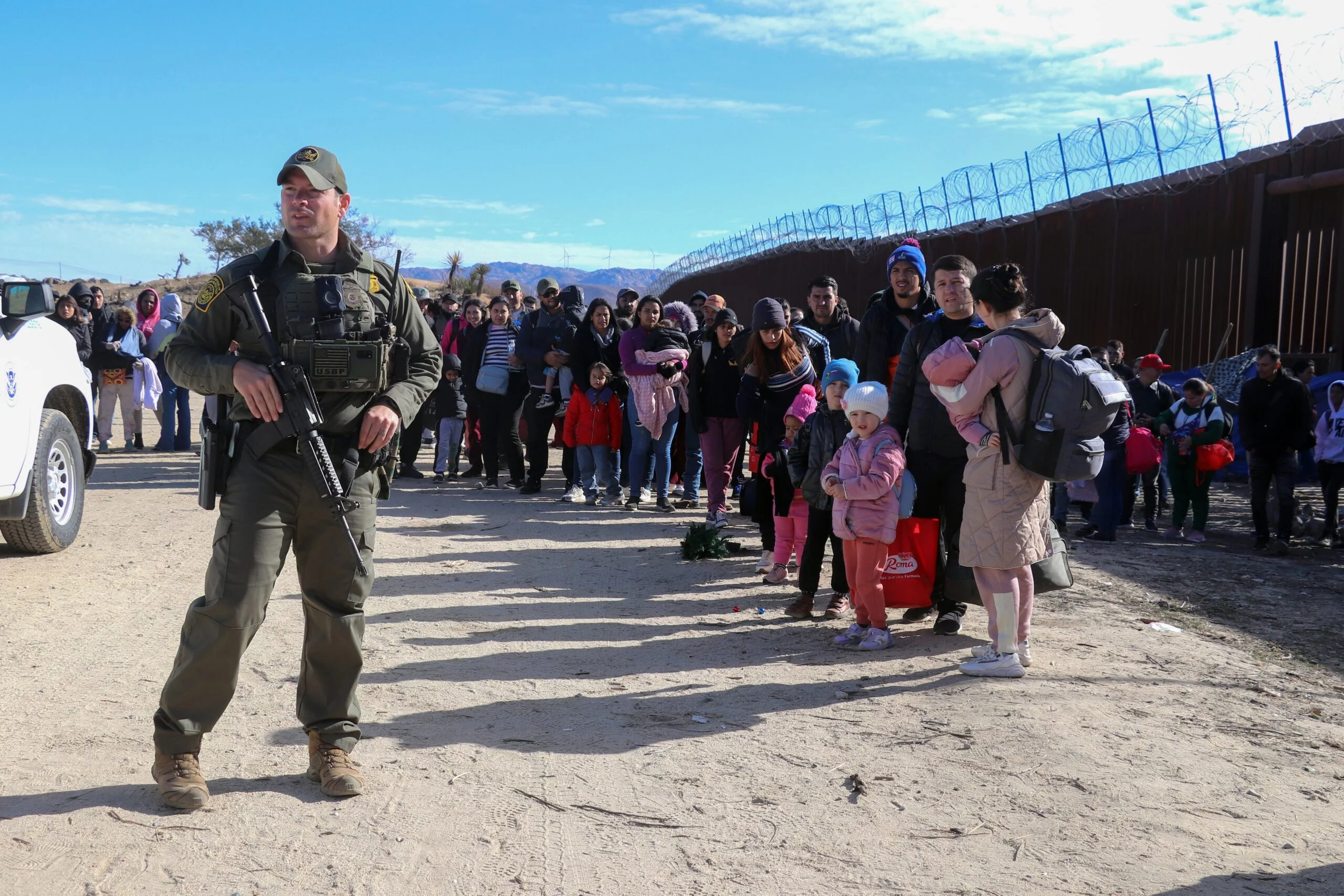 Un juez de Texas bloquea temporalmente un plan de regularización de inmigrantes de Biden