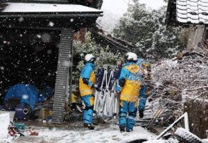 Suben a 161 los muertos por seísmo en Japón con carreteras aún cortadas en zona afectada