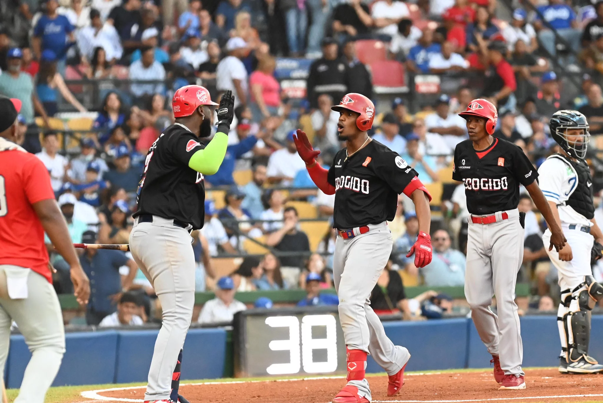 Escogido le pisa los talones al Licey con victoria 8-5