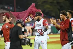 Gigantes dejan en el terreno al Escogido