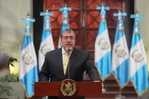 El presidente de Guatemala encuentra micrófonos en su despacho