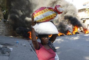 Haitianos incendian neumáticos y bloquean carreteras para exigir renuncia de Ariel Henry