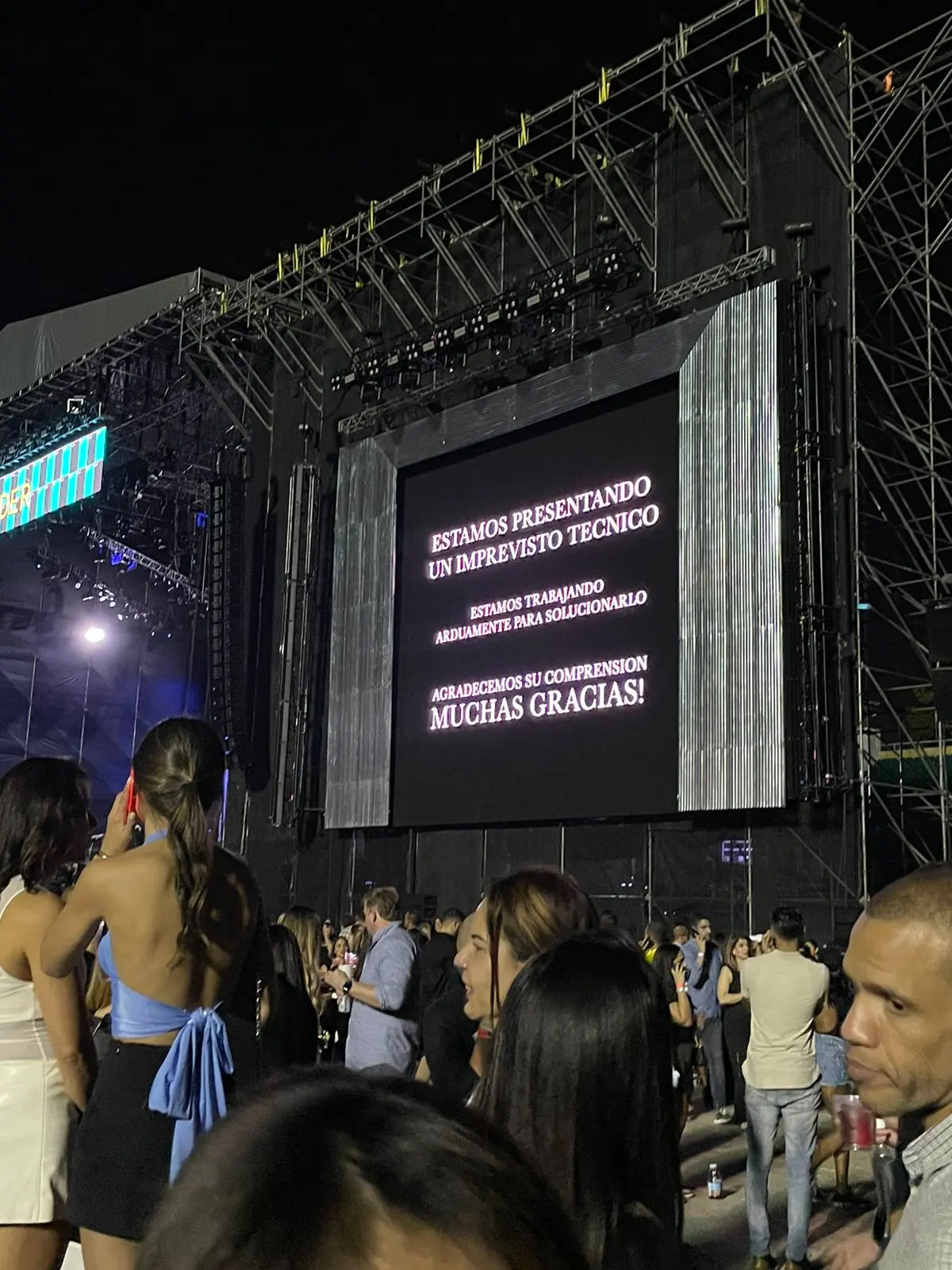 Decepción y molestia causó en el público suspensión del concierto de Luis Miguel