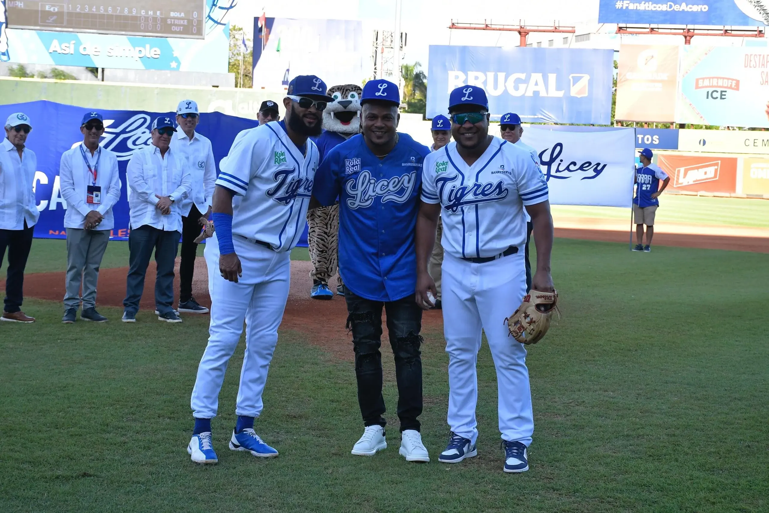 Tigres del Licey rinden homenaje a Erick Aybar