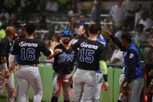 Licey blanquea a Estrellas 5-0 y logran primer triunfo en la final