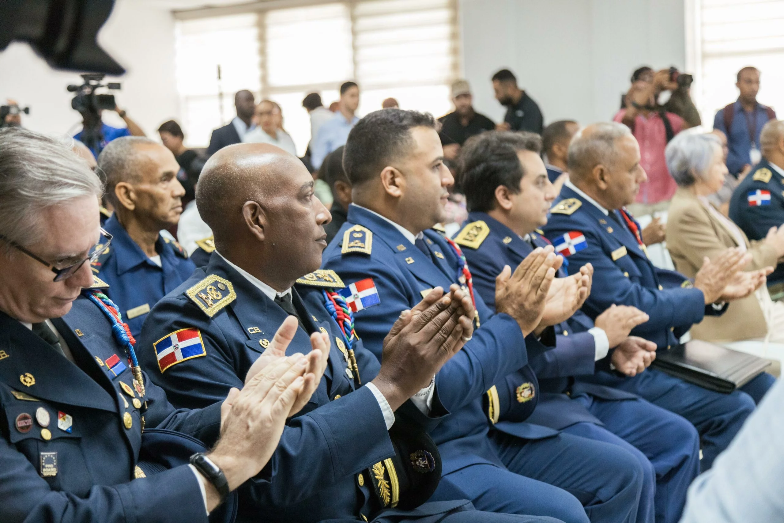 Bomberos recibirán una póliza de vida y otros beneficios