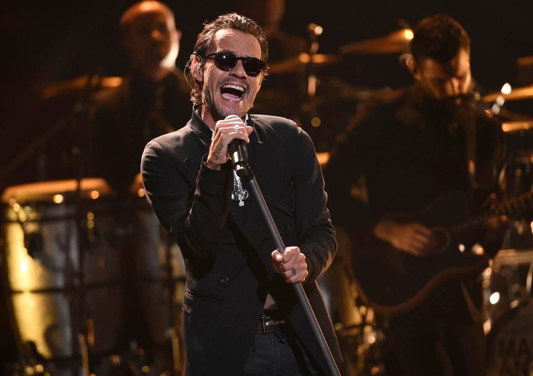 Marc Anthony llena de luz y ritmos de salsa el Navarra Arena con un público entregado