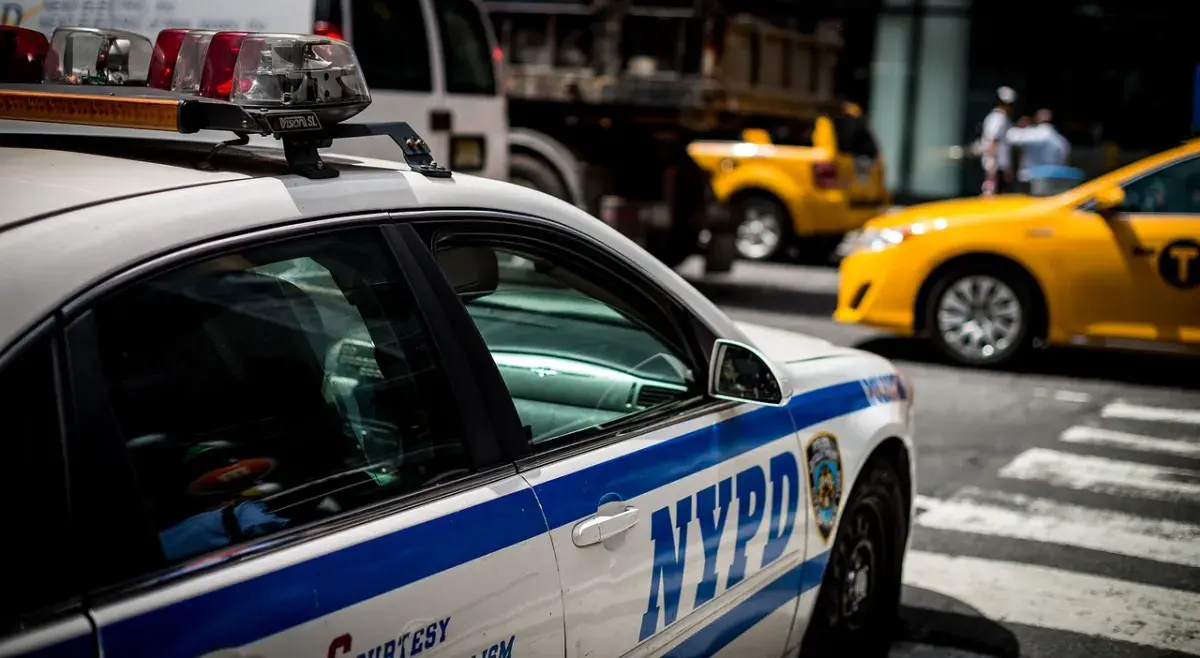 Persiguen conductor atropelló policía en el Alto Manhattan