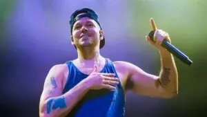 Residente lanza el tema y vídeo ‘Ron en el piso’, que hace un recorrido por su vida