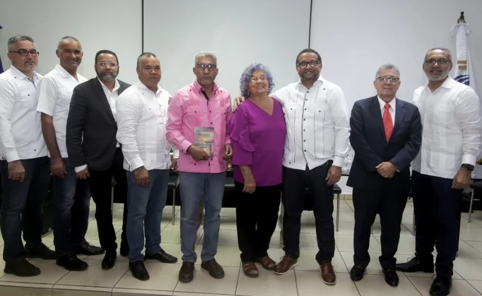 Fello Estévez junto a familiares y amigos, en el acto de circulación.