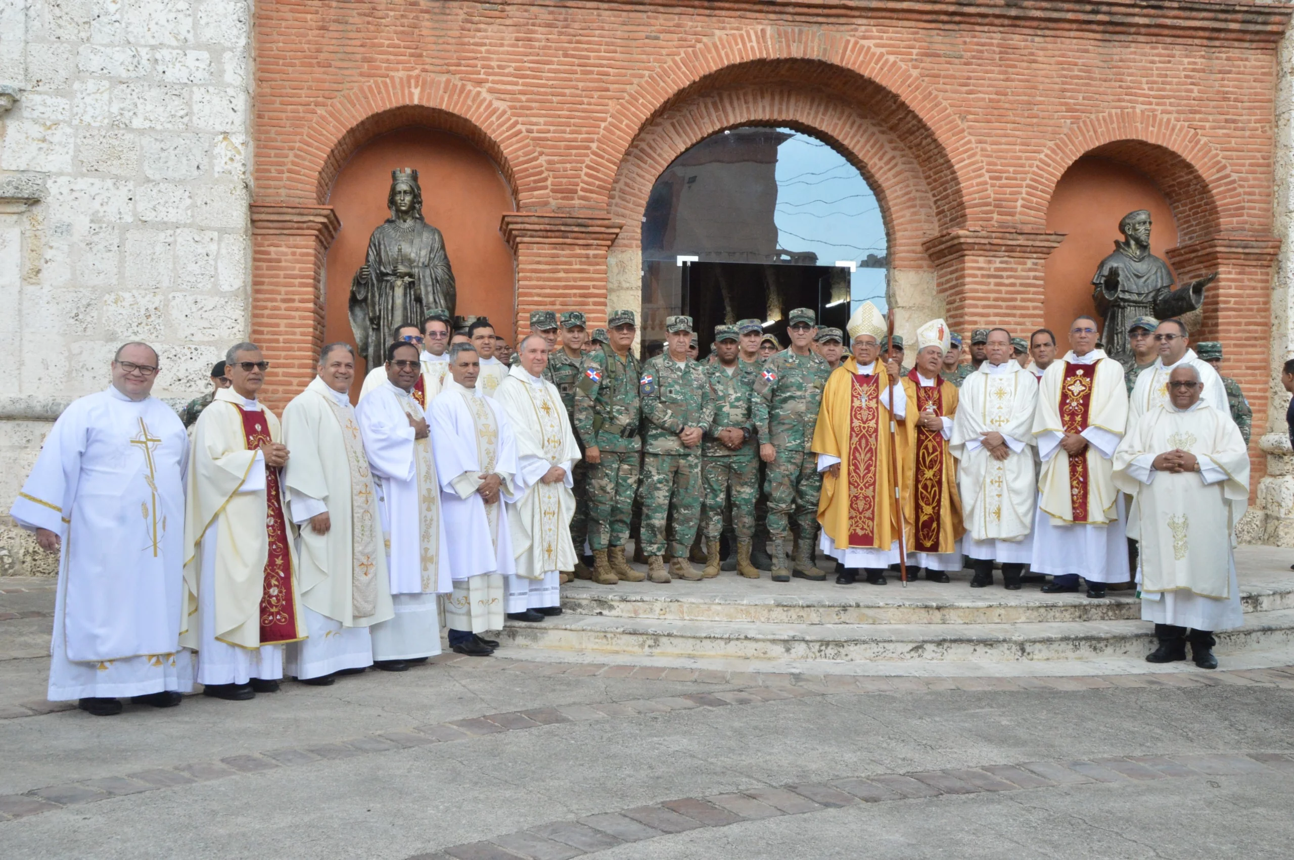 Capellanes castrenses ofician eucaristía por el Año Nuevo en la Catedral