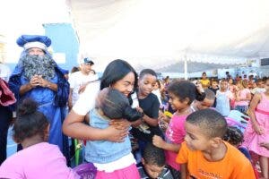 Diputada Leyvi Bautista entrega juguetes a niños en Santo Domingo Oeste