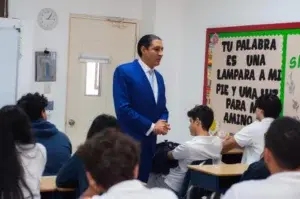 Profesor Iván Gatón habla de geopolítica con alumnos de Ashton School