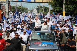 Abinader encabeza caravana en Barahona junto a candidatos municipales