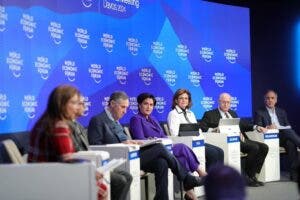 Raquel Peña en Davos: Transparencia garantiza la estabilidad y atrae inversión