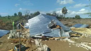 Medio Ambiente desmonta caseta construida de manera ilegal en Las Dunas